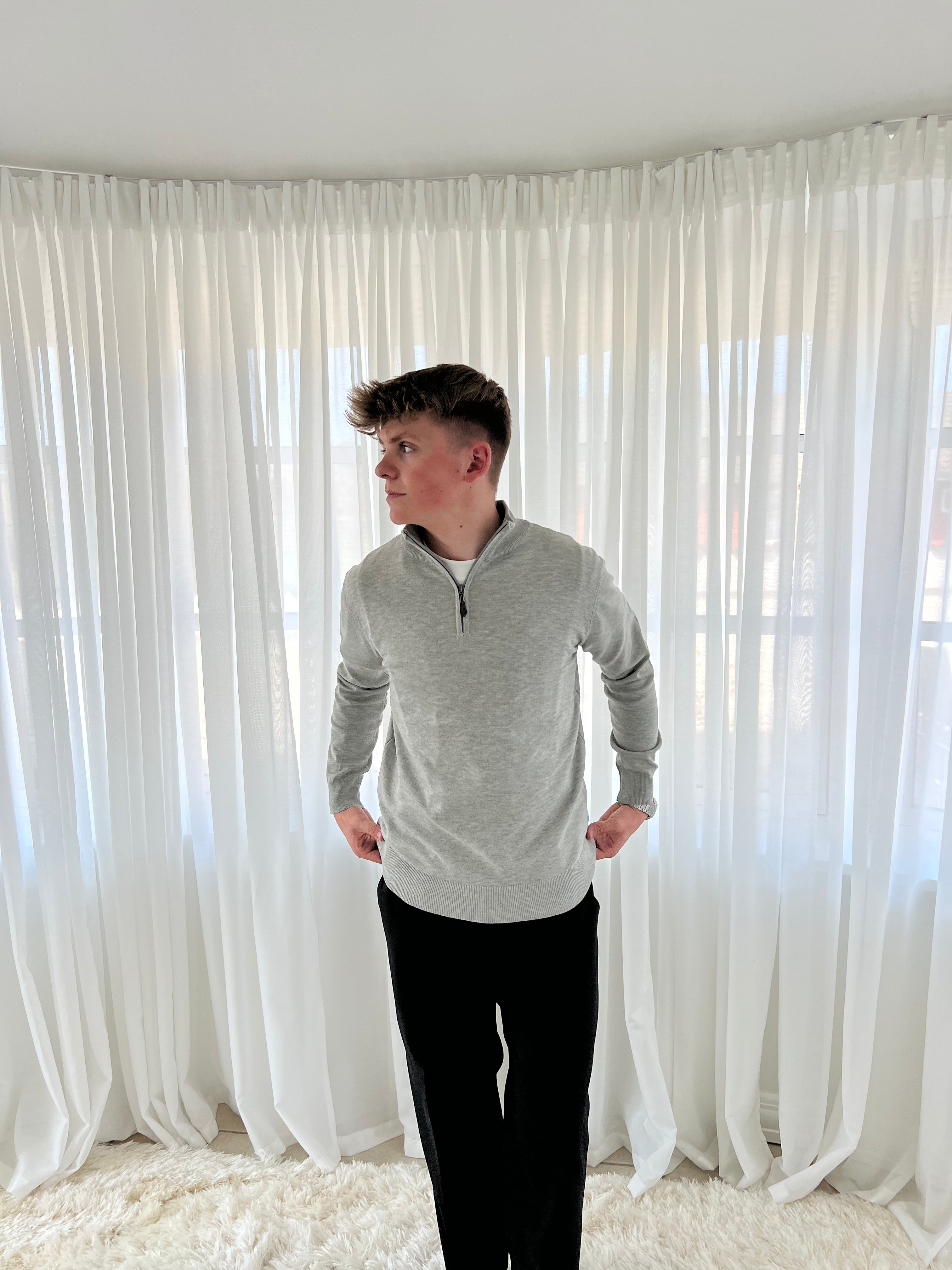 HALF-ZIPPER - GRÅ