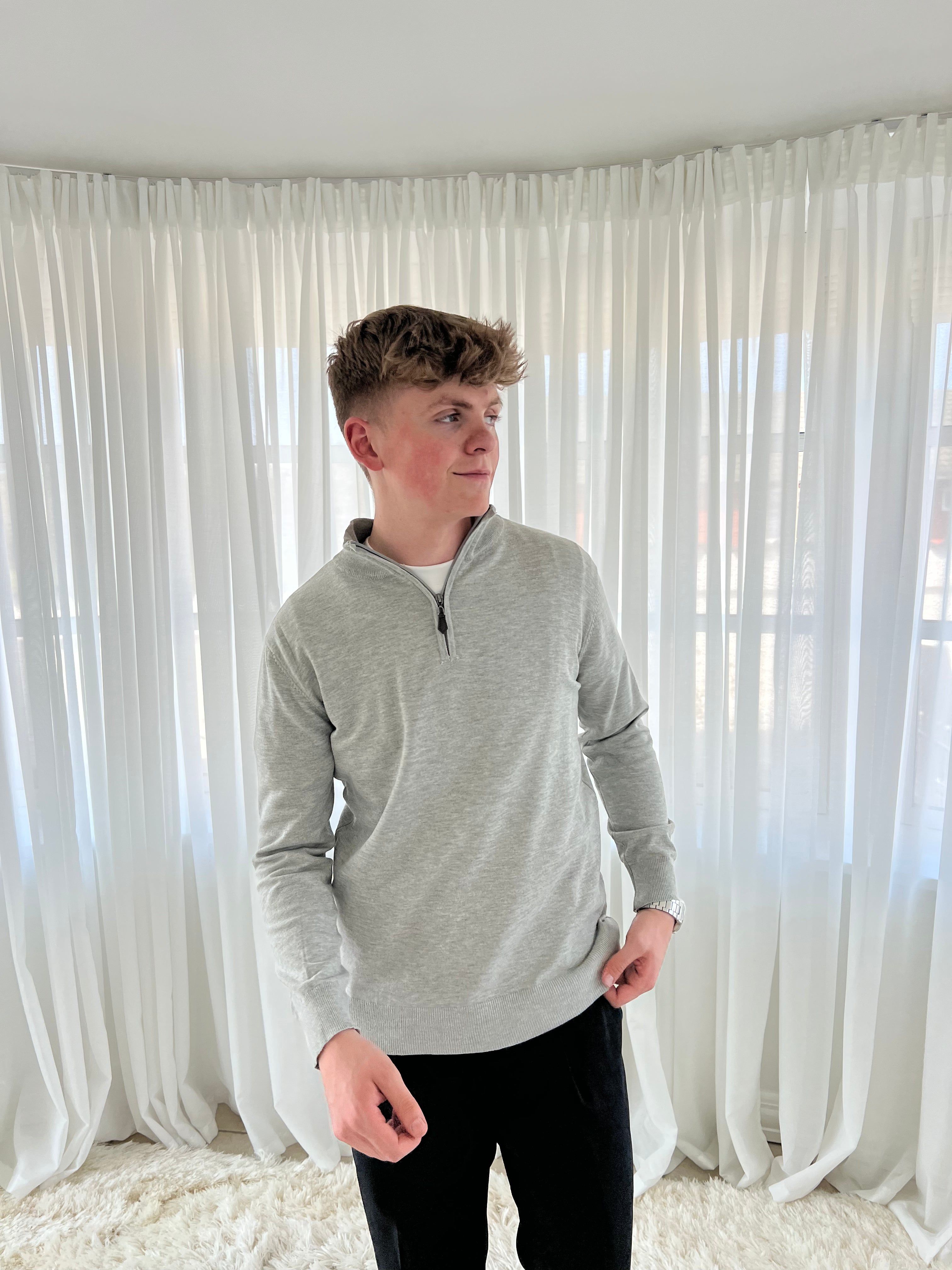HALF-ZIPPER - GRÅ