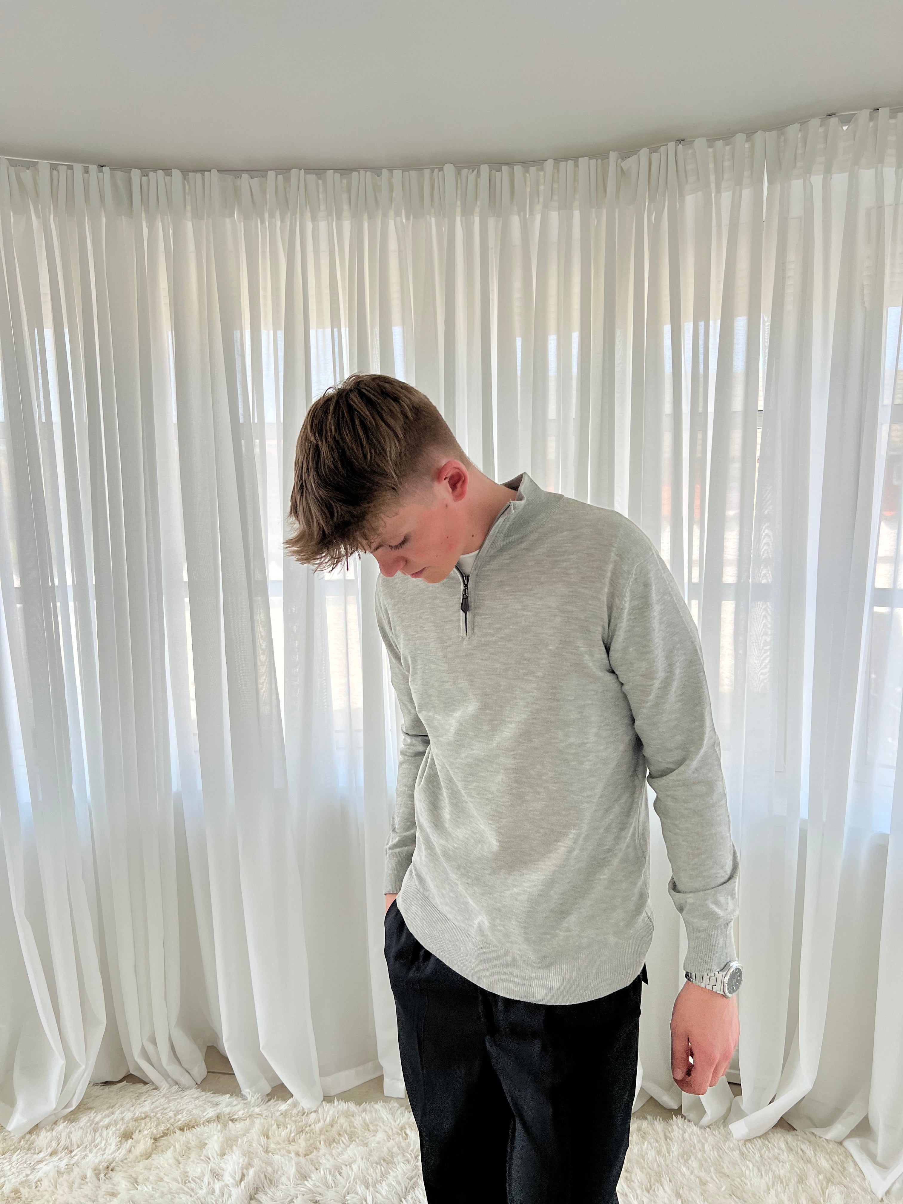 HALF-ZIPPER - GRÅ