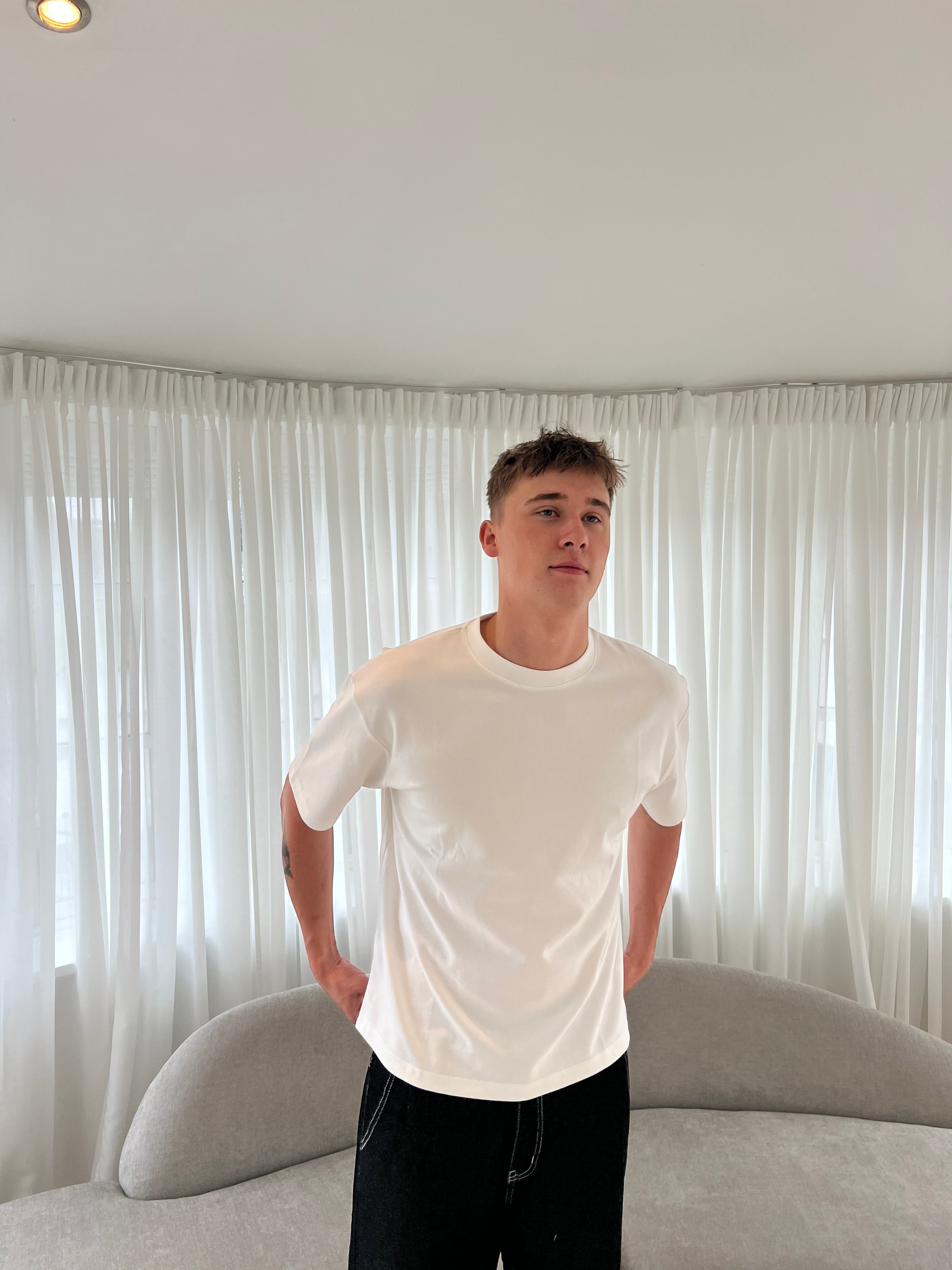 OVERSIZED T-SHIRT - HVID