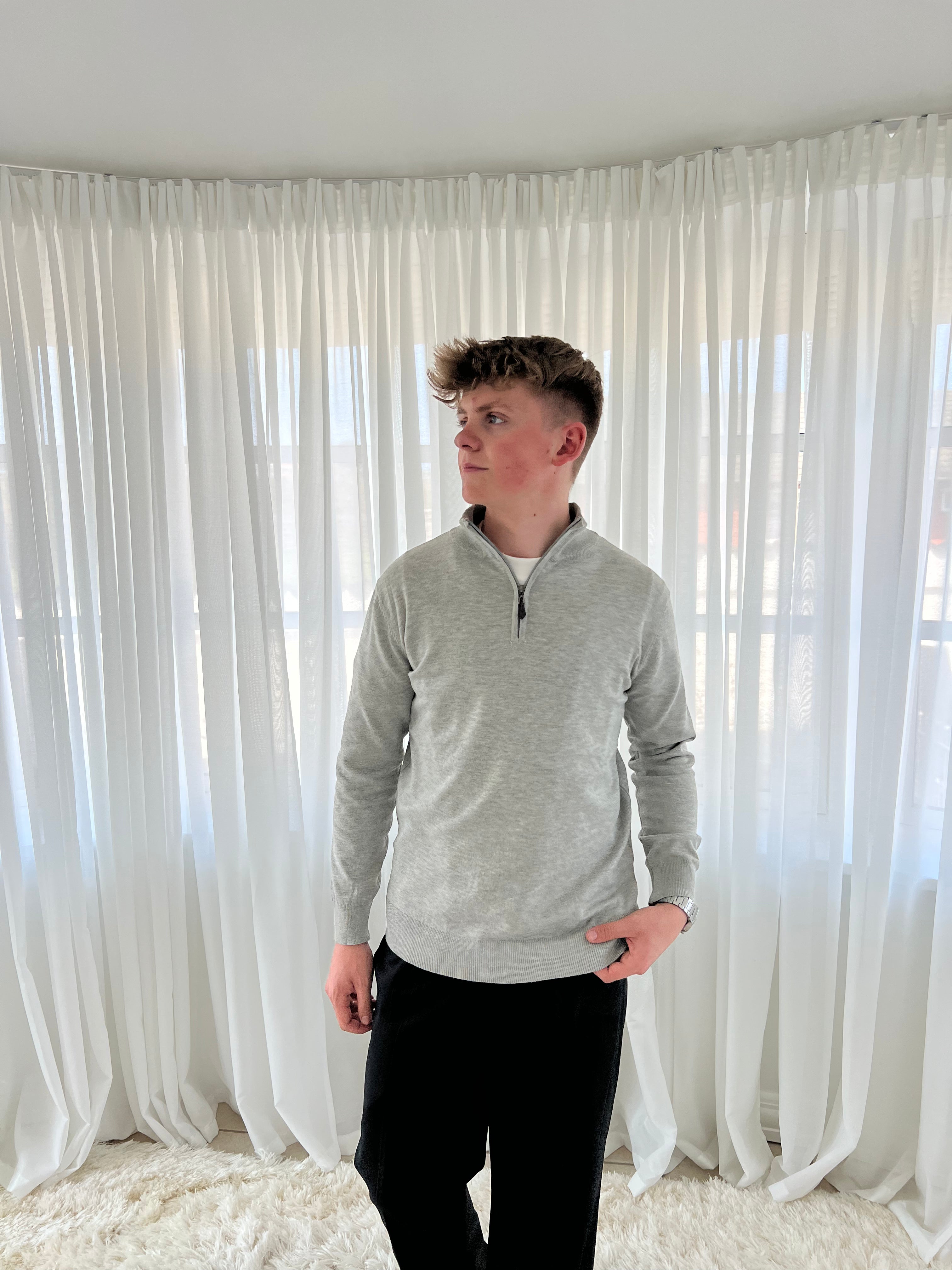 HALF-ZIPPER - GRÅ