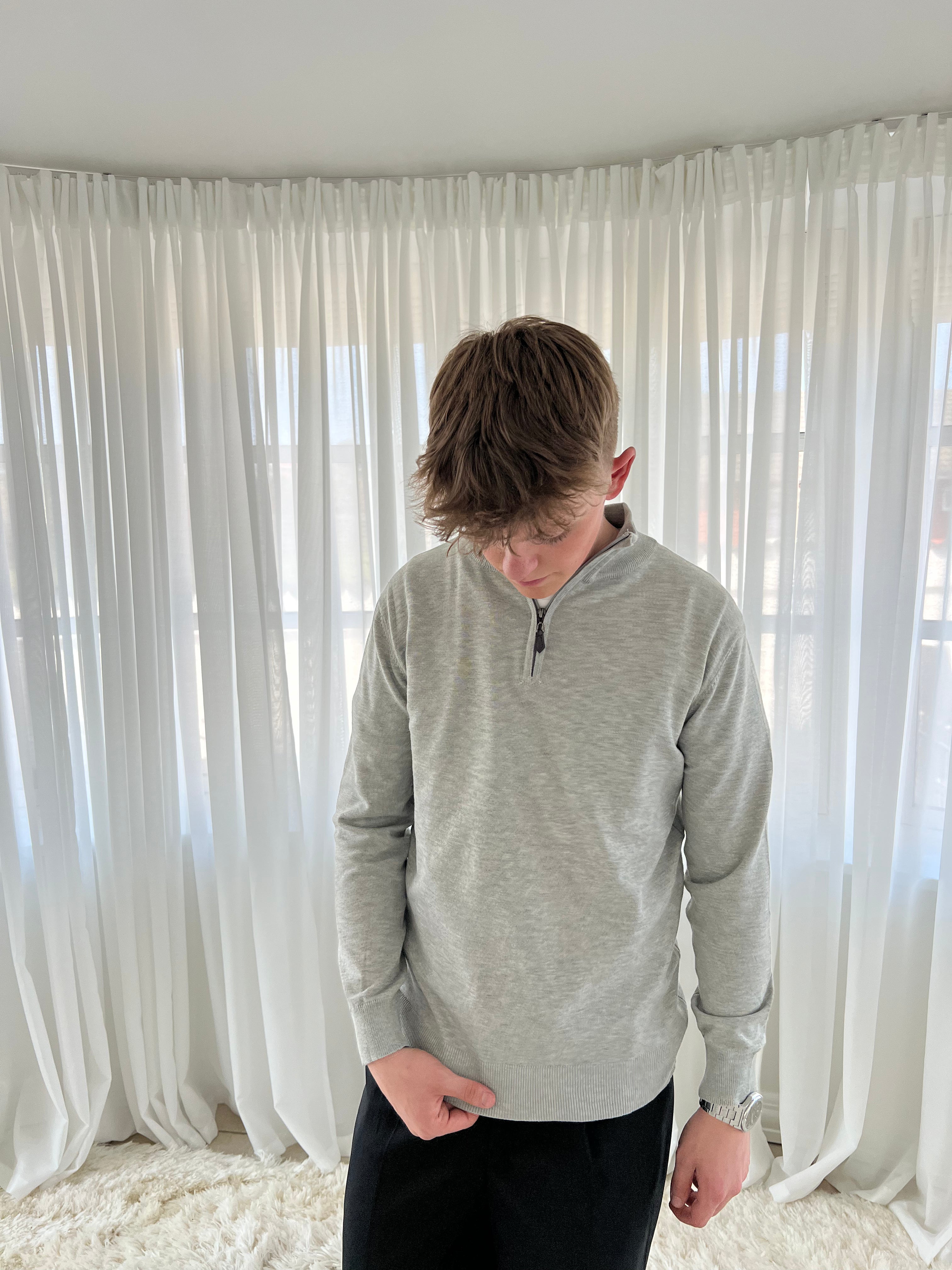 HALF-ZIPPER - GRÅ